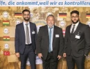 32 wolfgang sydow  m  mit dres. ahmed sukhun  l  und haji abdulla  r 