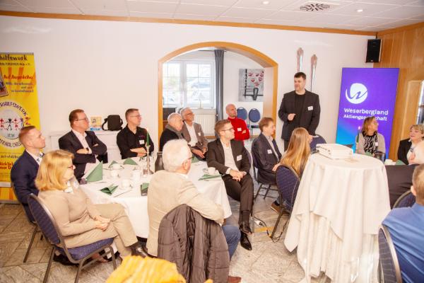 Thema „Cyberkriminaltät“ - beim 75. Unternehmerfrühstück der Weserbergland AG Gruppe sitzt an Tischen beim Vortrag „Cyberkriminaltät“ - beim 75. Unternehmerfrühstück der Weserbergland AG