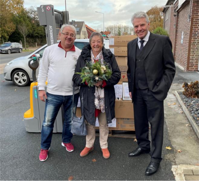 Bild von Monika Lichy und Rolf Zeschky aus Wetter/Ruhr und Dieter Kindermann vor der Zentrale des ICH Kinderhilfswerkes Bild von Monika Lichy und Rolf Zeschky aus Wetter/Ruhr und Dieter Kindermann vor der Zentrale des ICH Kinderhilfswerkes