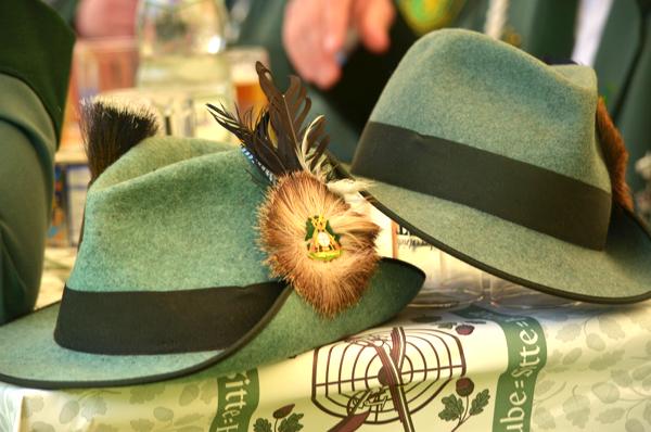 Das Schützenfest Stadthagen von Mittwoch, den 21. Juni bis einschließlich Sonntag, den 25. Juni 2023. Schuetzenfest 2023 in Stadthagen. Foto mit zwei Schützenmützen mit Emblem.