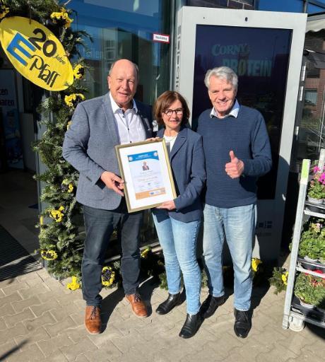 Edeka Pfaff feiert Foto mit drei Menschen