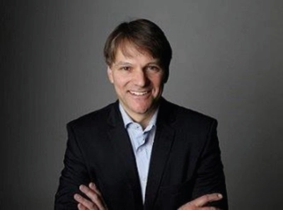 Oliver Theis lächelt in die Kamera Portrait